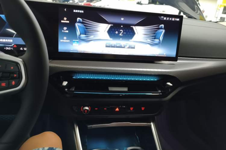 Used BMW i3 2025 eDrive 40 L Midnight Edition Audio And AC Panel