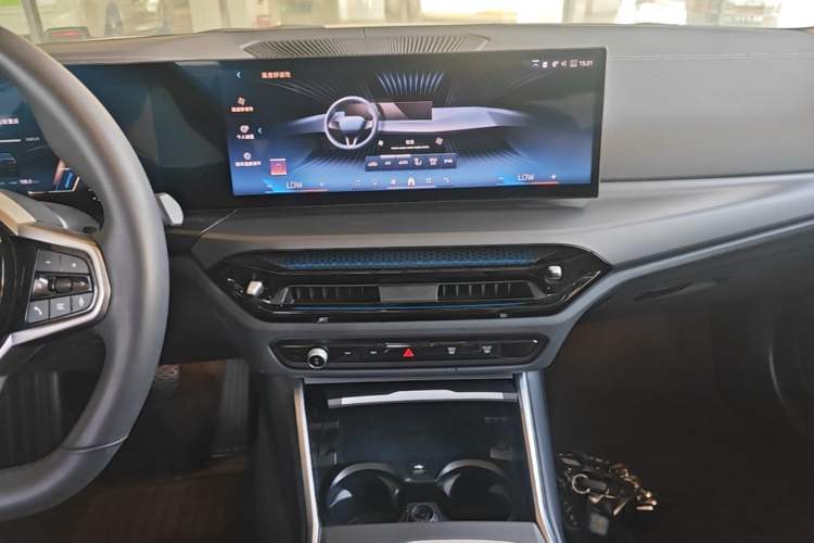Used BMW i3 2025 eDrive 35 L Audio And AC Panel