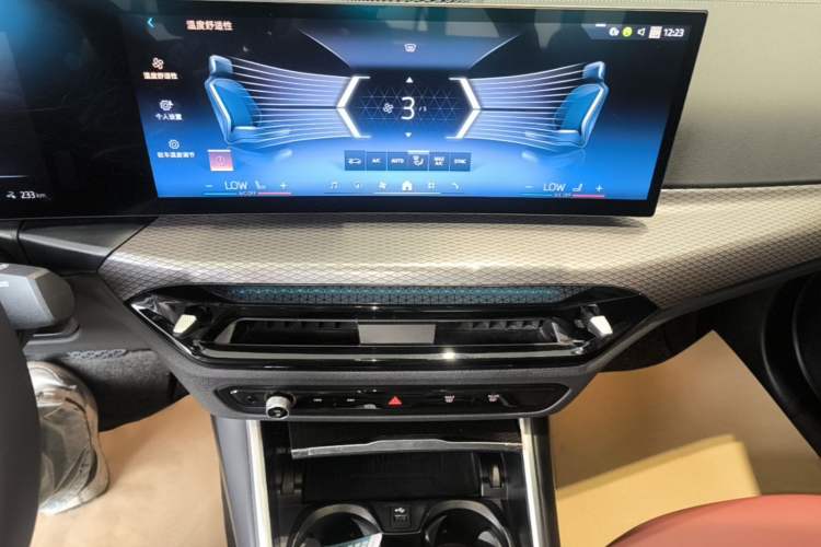 Used BMW i3 2025 eDrive 40 L Midnight Sports Package Audio And AC Panel