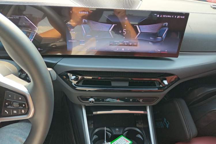 Used BMW i3 2025 eDrive 35 L Audio And AC Panel