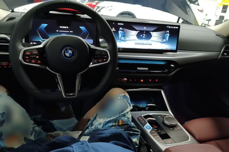 Used BMW i3 2025 eDrive 40 L Midnight Edition Center Console
