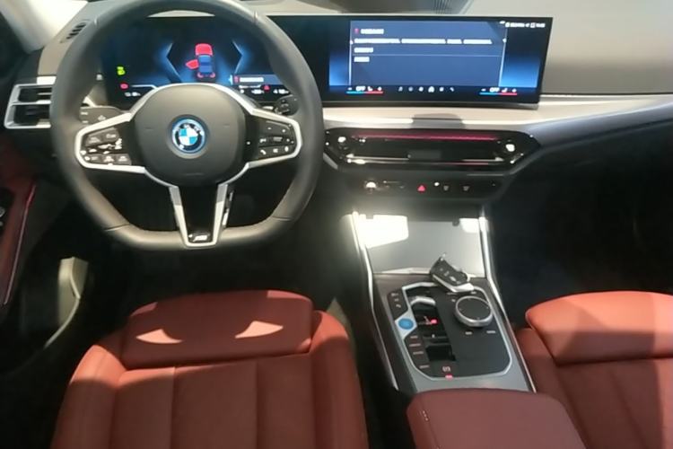 Used BMW i3 2025 eDrive 40 L Midnight Sports Package Center Console