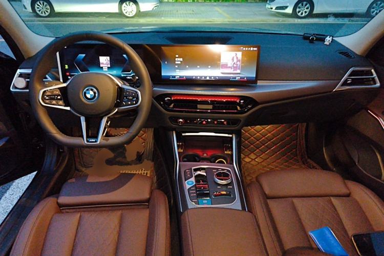 Used BMW i3 2025 eDrive 40 L Midnight Edition Center Console