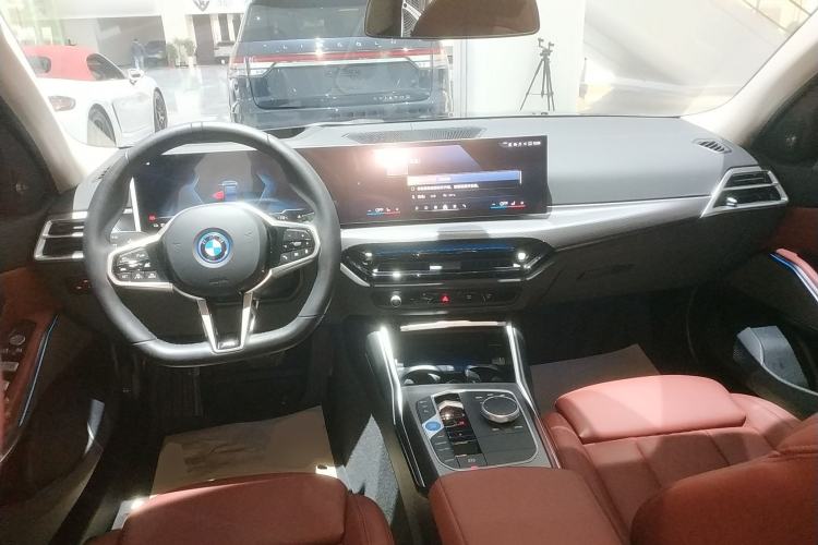 Used BMW i3 2025 eDrive 40 L Midnight Sports Package Center Console