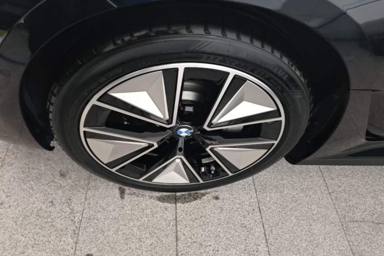 Used BMW i3 2025 eDrive 40 L Midnight Edition Left Front Wheel Hub