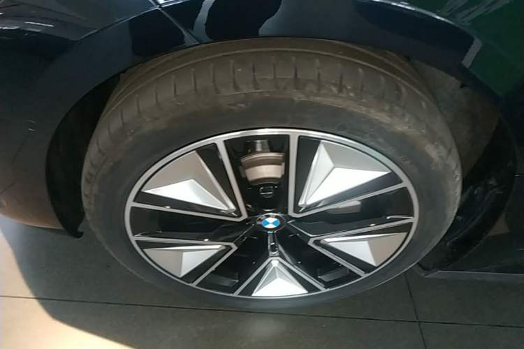 Used BMW i3 2025 eDrive 40 L Midnight Sports Package Left Front Wheel Hub