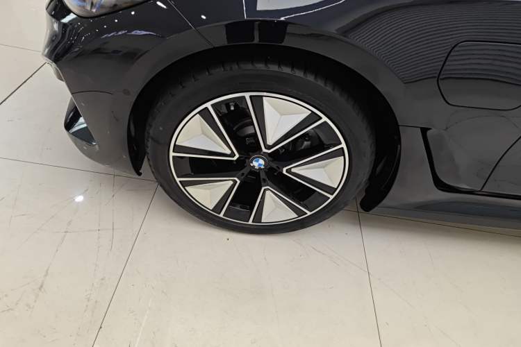 Used BMW i3 2025 eDrive 40 L Midnight Sports Package Left Front Wheel Hub