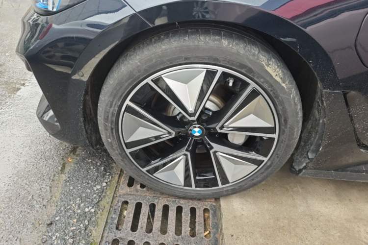 Used BMW i3 2025 eDrive 40 L Midnight Sports Package Left Front Wheel Hub