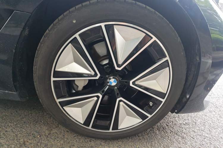 Used BMW i3 2025 eDrive 40 L Midnight Sports Package Right Front Wheel Hub