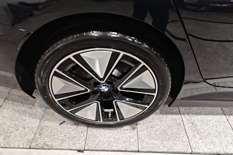 Used BMW i3 2025 eDrive 40 L Midnight Edition Right Rear Wheel Hub