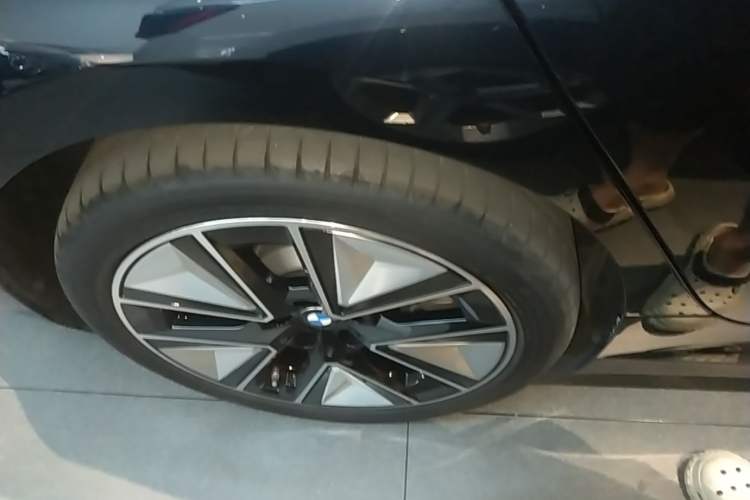 Used BMW i3 2025 eDrive 40 L Midnight Sports Package Right Rear Wheel Hub