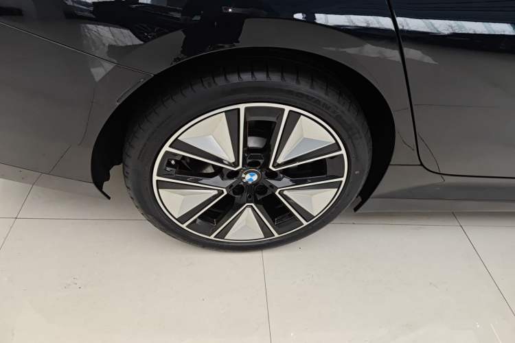 Used BMW i3 2025 eDrive 40 L Midnight Sports Package Right Rear Wheel Hub
