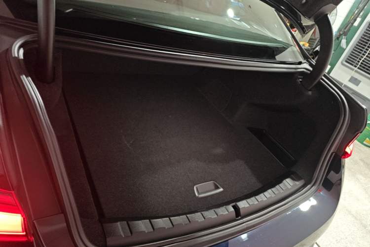 Used BMW i3 2025 eDrive 40 L Midnight Edition Trunk