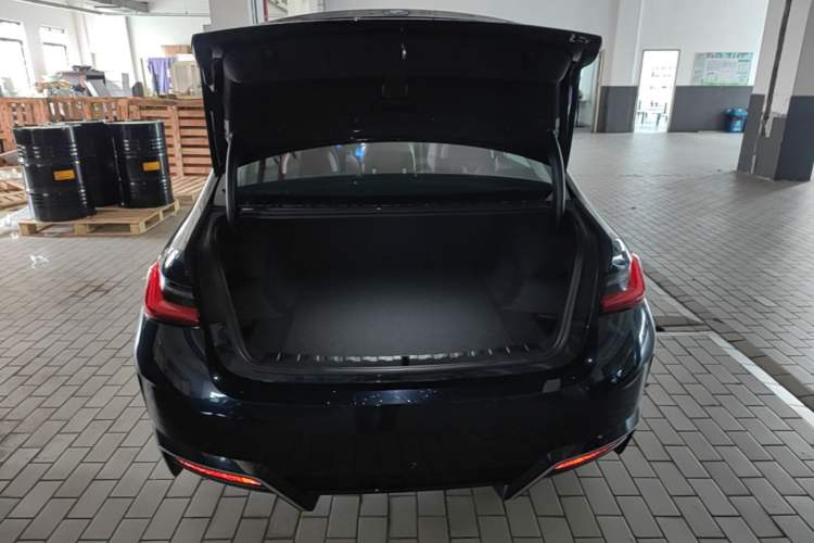Used BMW i3 2025 eDrive 40 L Midnight Edition Trunk