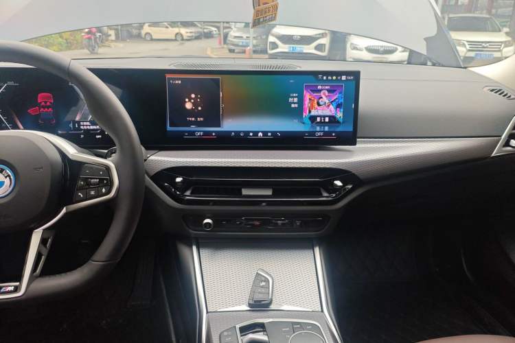 Used BMW i3 2025 eDrive 40 L Midnight Edition Audio And AC Panel