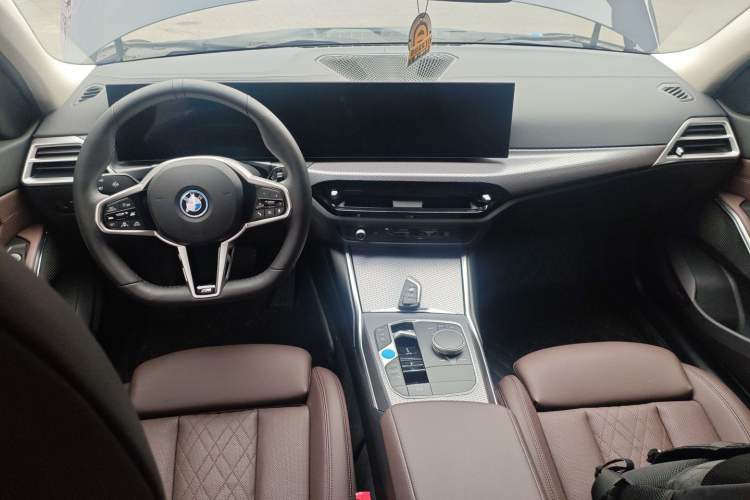 Used BMW i3 2025 eDrive 40 L Midnight Edition Center Console