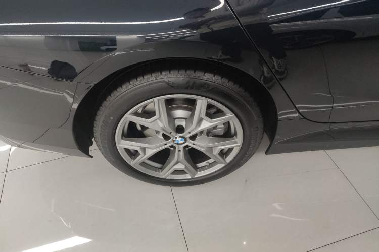 Used BMW i3 2025 eDrive 35 L Right Rear Wheel Hub