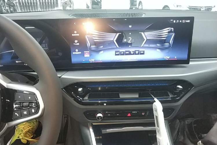 Used BMW i3 2025 eDrive 35 L Audio And AC Panel