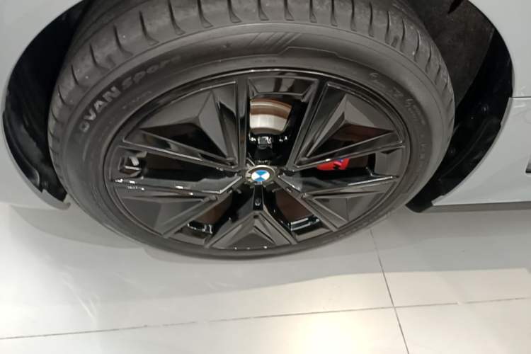 Used BMW i3 2025 eDrive 40 L Midnight Sports Package Left Front Wheel Hub