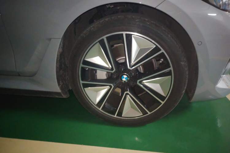 Used BMW i3 2025 eDrive 40 L Midnight Sports Package Right Front Wheel Hub