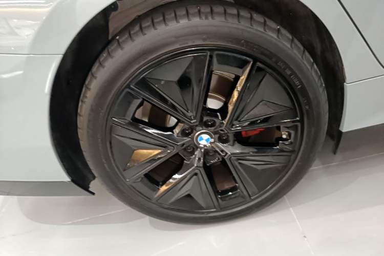 Used BMW i3 2025 eDrive 40 L Midnight Sports Package Right Rear Wheel Hub