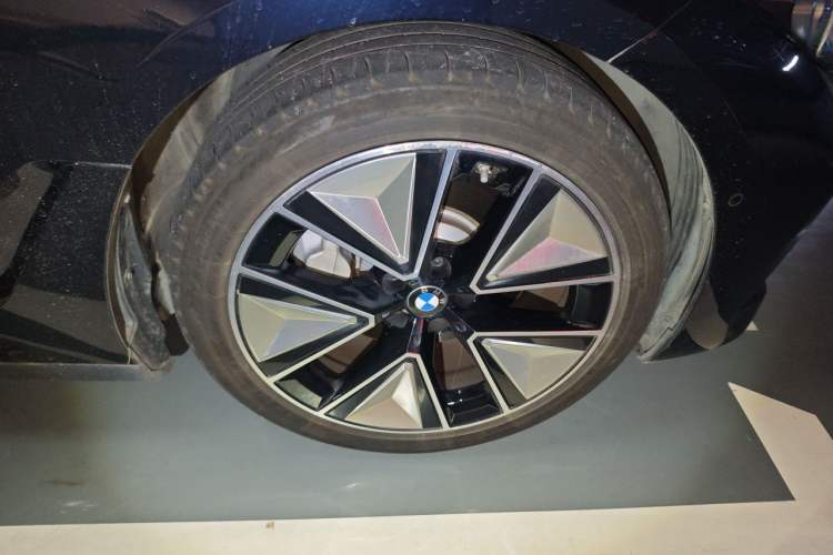 Used BMW i3 2025 eDrive 40 L Midnight Sports Package Right Front Wheel Hub