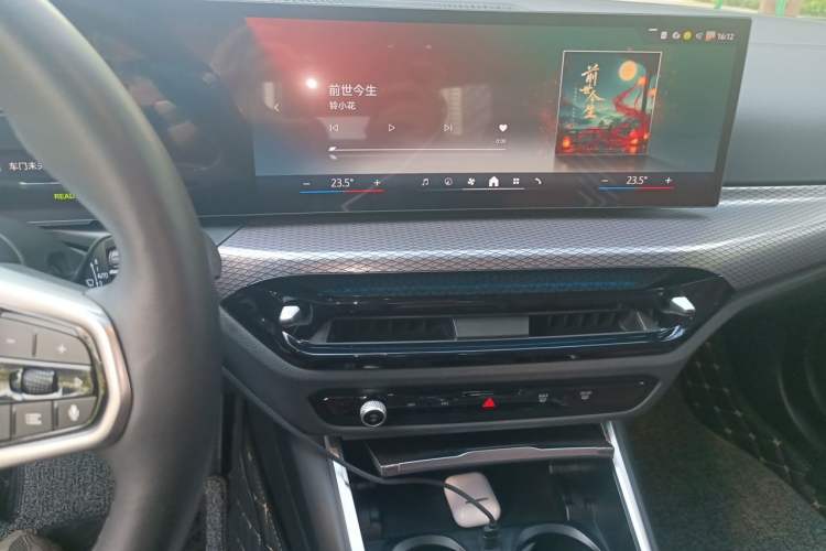 Used BMW i3 2025 eDrive 40 L Midnight Edition Audio And AC Panel
