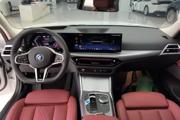 Used BMW i3 2025 eDrive 40 L Midnight Sports Package Center Console