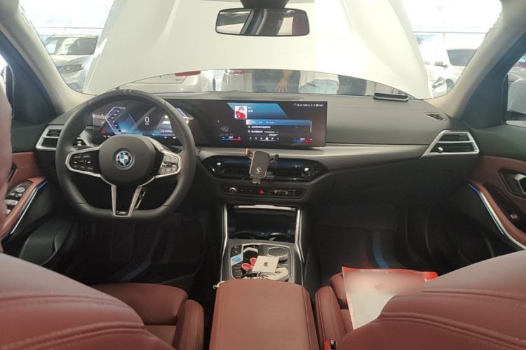 Used BMW i3 2025 eDrive 35 L Center Console