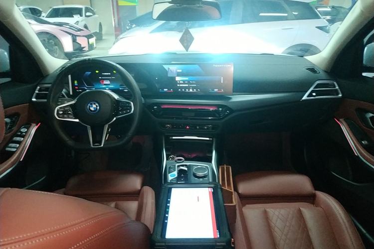 Used BMW i3 2025 eDrive 35 L Center Console