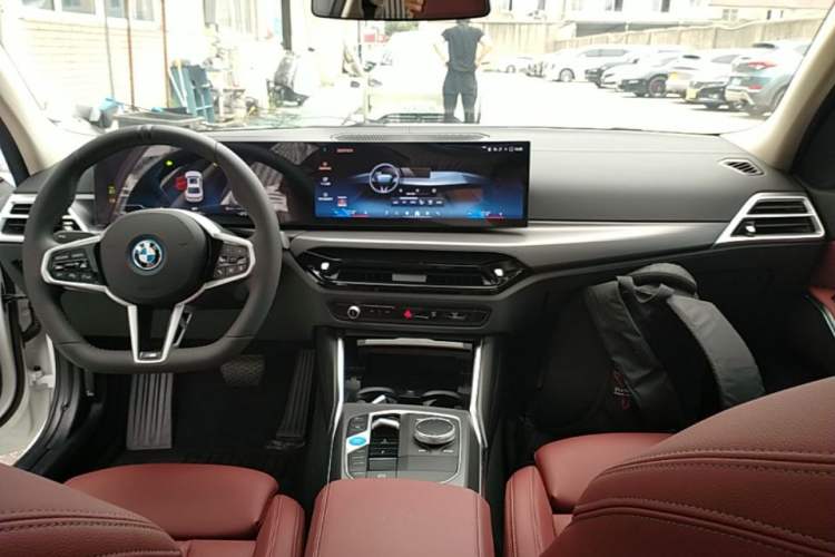 Used BMW i3 2025 eDrive 35 L Center Console
