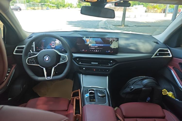 Used BMW i3 2025 eDrive 35 L Center Console
