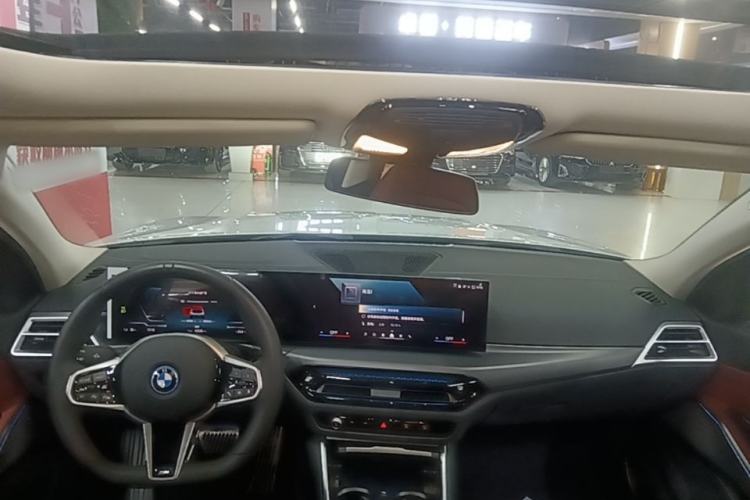 Used BMW i3 2025 eDrive 35 L Center Console