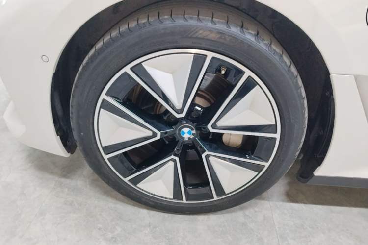 Used BMW i3 2025 eDrive 40 L Midnight Sports Package Left Front Wheel Hub