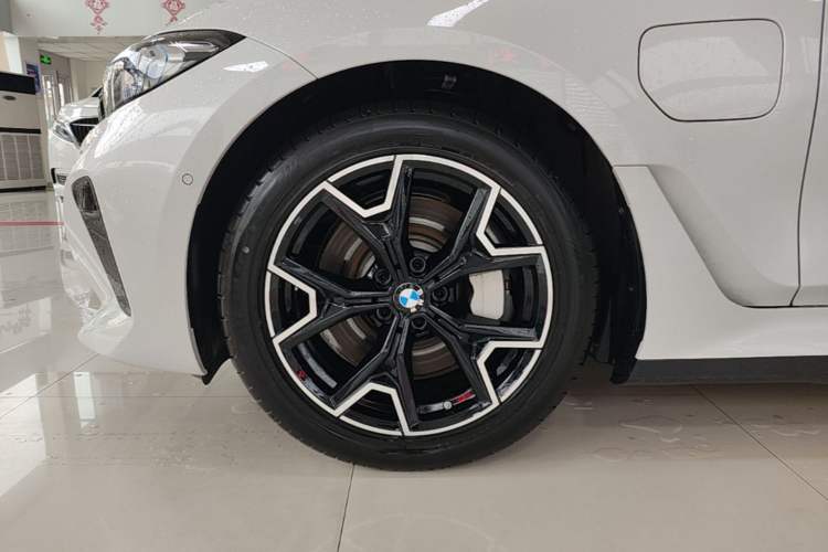 Used BMW i3 2025 eDrive 40 L Midnight Edition Left Front Wheel Hub