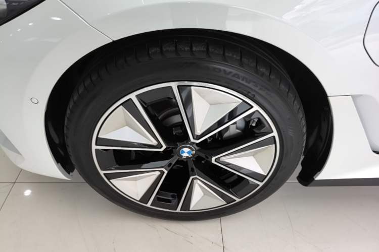 Used BMW i3 2025 eDrive 40 L Midnight Sports Package Left Front Wheel Hub