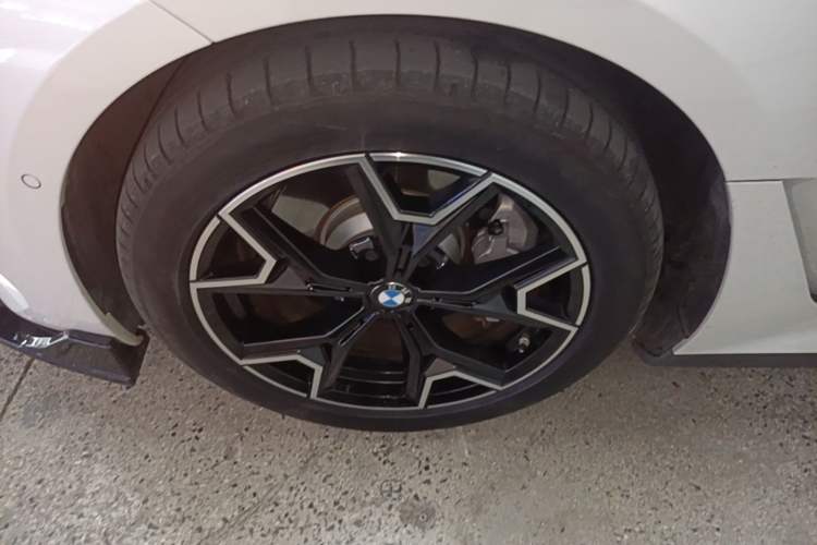Used BMW i3 2025 eDrive 40 L Midnight Edition Left Front Wheel Hub
