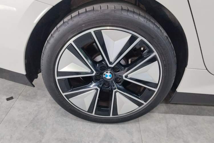 Used BMW i3 2025 eDrive 40 L Midnight Sports Package Right Rear Wheel Hub