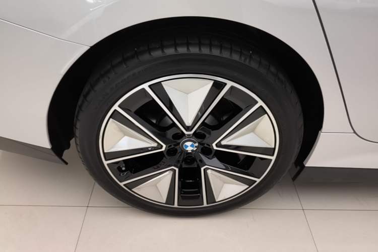 Used BMW i3 2025 eDrive 40 L Midnight Sports Package Right Rear Wheel Hub