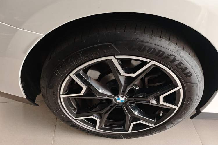 Used BMW i3 2025 eDrive 40 L Midnight Edition Right Rear Wheel Hub