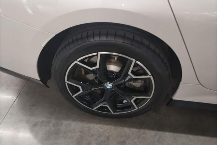 Used BMW i3 2025 eDrive 40 L Midnight Edition Right Rear Wheel Hub