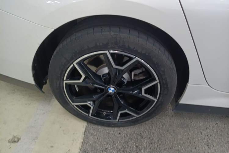Used BMW i3 2025 eDrive 40 L Midnight Edition Right Rear Wheel Hub