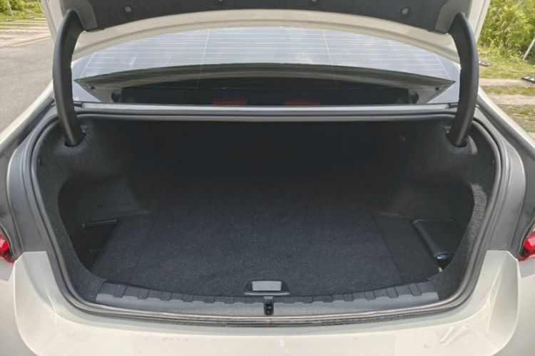 Used BMW i3 2025 eDrive 40 L Midnight Edition Trunk