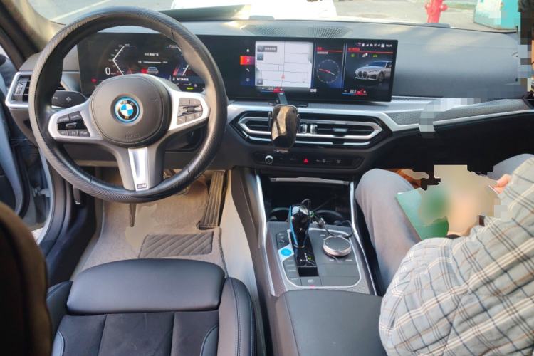 Used BMW i4 2022 eDrive40 Center Console