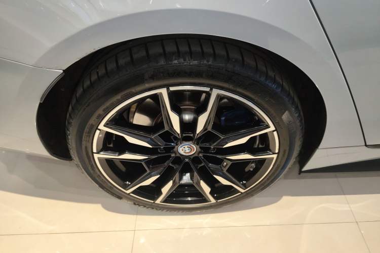 Used BMW i4 2022 M50 Right Rear Wheel Hub