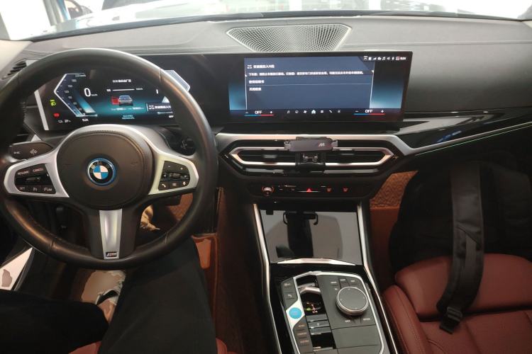 Used BMW i4 2023 eDrive35 Center Console