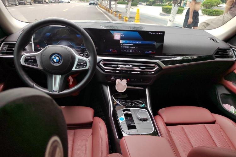 Used BMW i4 2023 eDrive35 Center Console