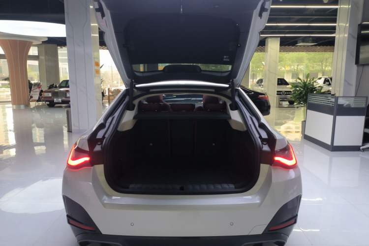 Used BMW i4 2023 eDrive35 Trunk