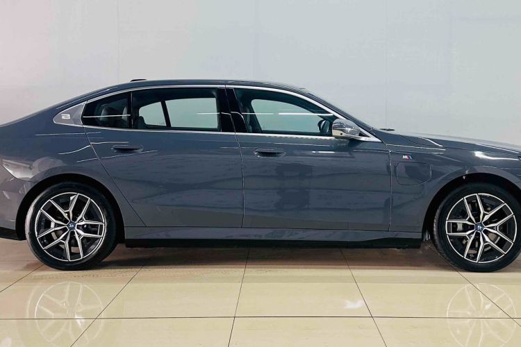Used BMW i5 2024 eDrive 35L Luxury Model with M Sport Package Exterior 3