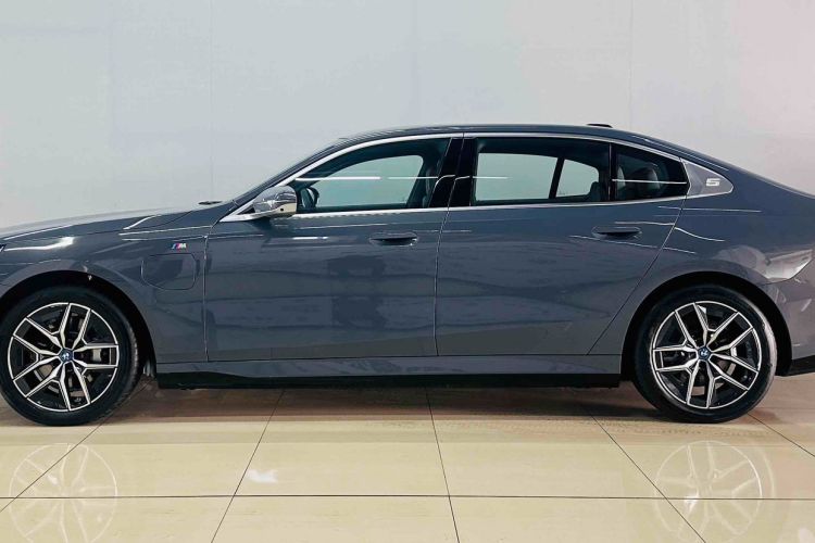 Used BMW i5 2024 eDrive 35L Luxury Model with M Sport Package Exterior 4